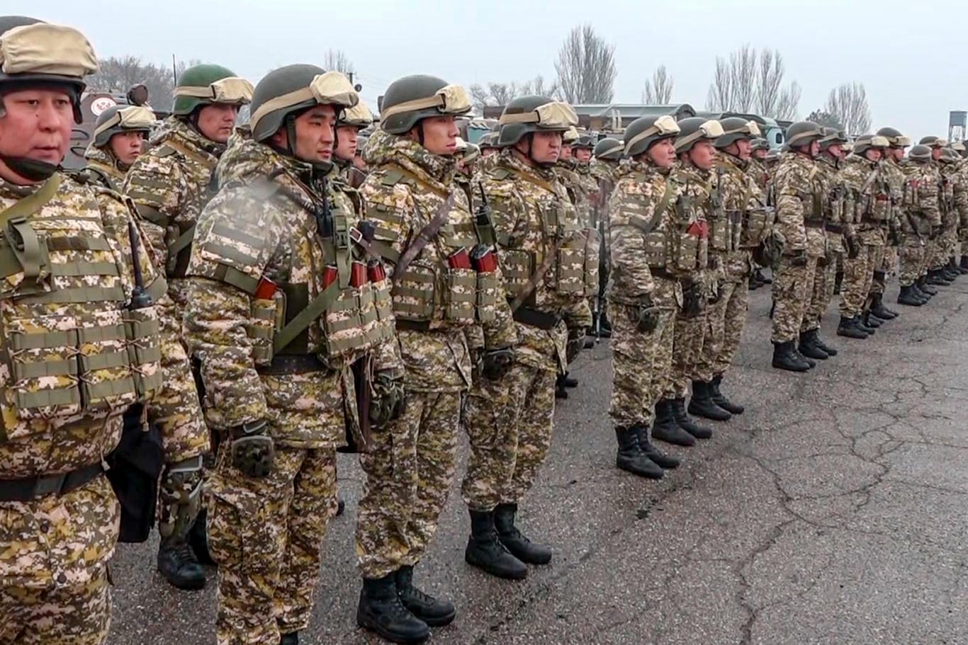 Kirgisische Soldaten vor ihrem Flug nach Kasachstan: Kirgistan gehört zur russisch geführten Organisation des Vertrags über kollektive Sicherheit (OVKS).