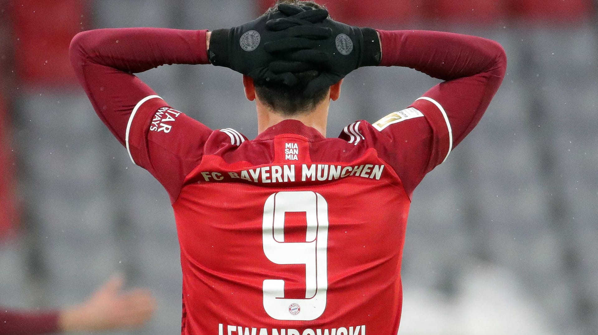 Robert Lewandowski: Der Bayern-Stürmer traf zwar zum 1:0, seine Mannschaft verlor allerdings trotzdem. Robert Lewandowski: Der Bayern-Stürmer traf zwar zum 1:0, seine Mannschaft verlor allerdings trotzdem.