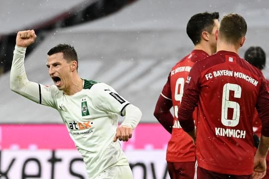 Stefan Lainer (l) sorgte für den Gladbacher Siegtreffer beim FC Bayern.