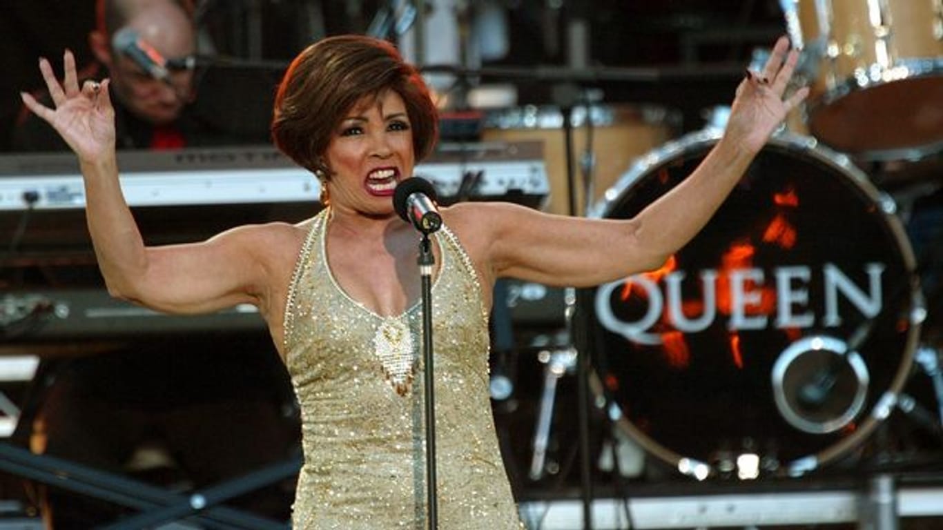 Dame Shirley Bassey singt im Juni 2002 beim Popkonzert im Garten des Buckingham-Palastes ihren großen Hit "Goldfinger".