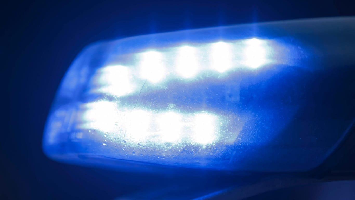 Ein Blaulicht auf einem Einsatzfahrzeug (Symbolbild): Beamte staunten nicht schlecht, als die den Promillewert eines Lkw-Fahrers auf der A4 sahen.