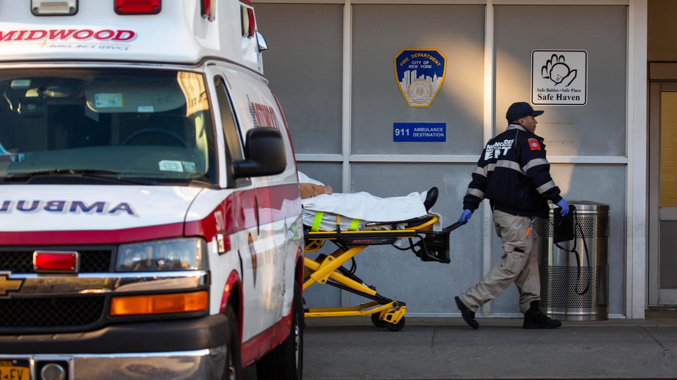 Ein US-Krankenwagen bringt einen Patienten in die Notaufnahme (Symbolbild): Die QAnon-Aktivistin Cirsten Weldon starb, kurz nachdem sie in eine Klinik eingeliefert wurde.