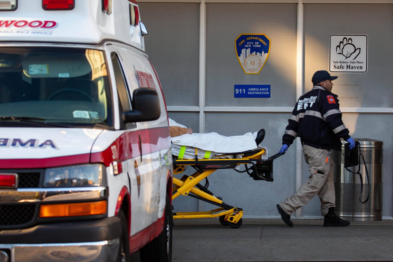 Ein US-Krankenwagen bringt einen Patienten in die Notaufnahme (Symbolbild): Die QAnon-Aktivistin Cirsten Weldon starb, kurz nachdem sie in eine Klinik eingeliefert wurde.