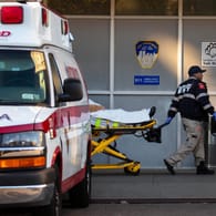 Ein US-Krankenwagen bringt einen Patienten in die Notaufnahme (Symbolbild): Die QAnon-Aktivistin Cirsten Weldon starb, kurz nachdem sie in eine Klinik eingeliefert wurde.