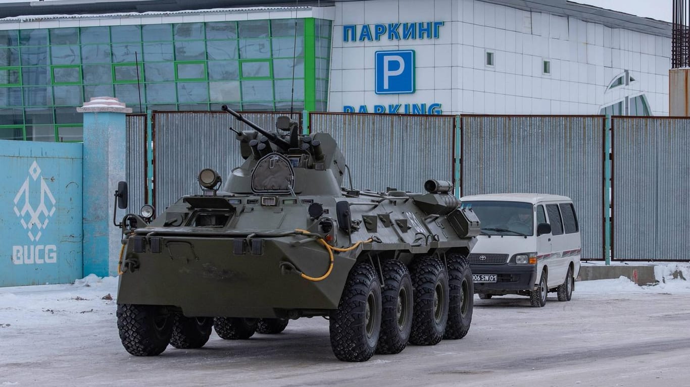 Ein gepanzertes Fahrzeug der Armee steht vor einem Gebäude in Kasachstan: Deutschland hat ab sofort Rüstungsexporte ins Land gestoppt.