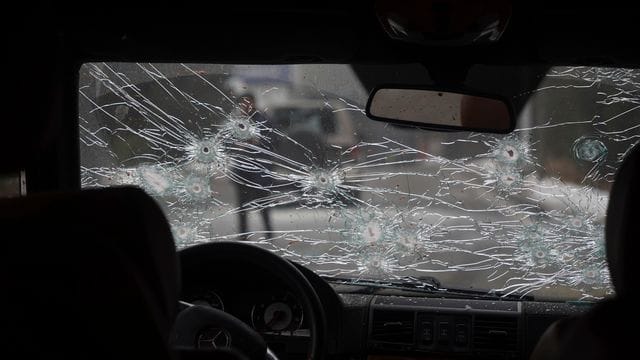 Einschusslöcher in der Windschutzscheibe eines Autos in Almaty.