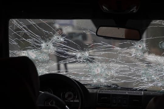 Einschusslöcher in der Windschutzscheibe eines Autos in Almaty.