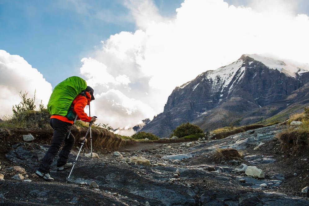 Eine Bergsteigerin in Patagonien (Symbolbild): Ein Deutscher starb in einer Gerölllawine in den Anden.