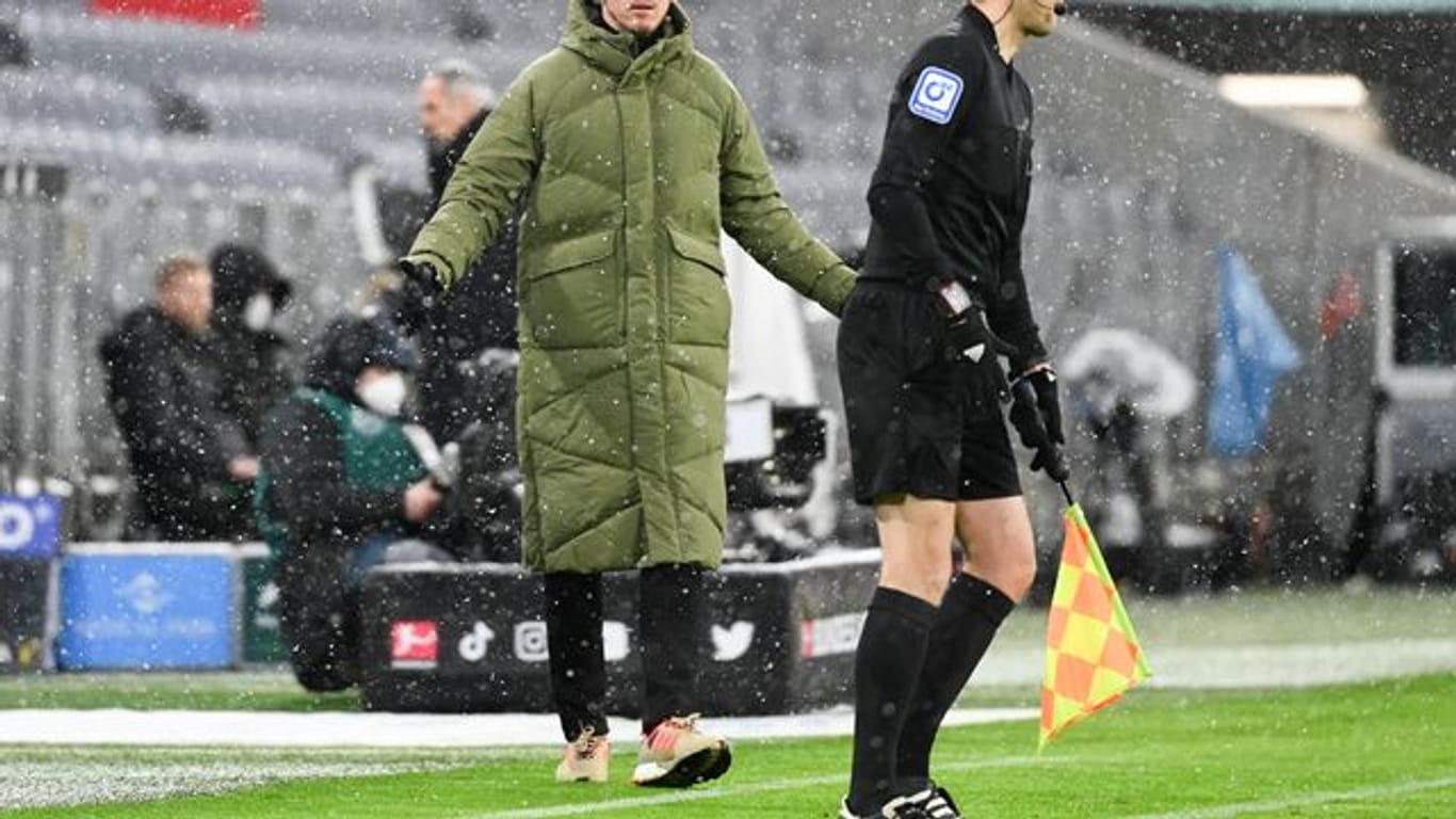 Münchens Cheftrainer Julian Nagelsmann (l) reagiert an der Seitenlinie.