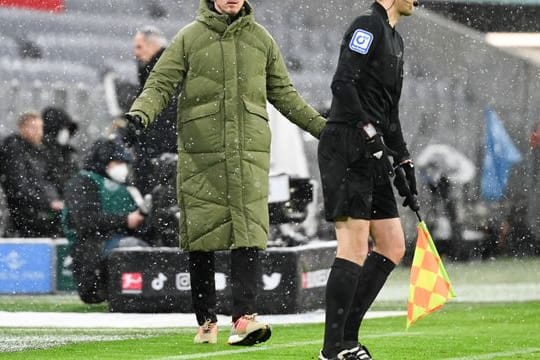 Münchens Cheftrainer Julian Nagelsmann (l) reagiert an der Seitenlinie.
