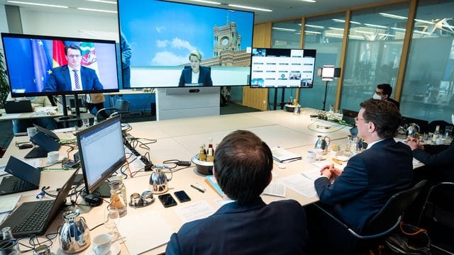 Vertreter von Bund und Ländern beraten in der Landesvertretung von Nordrhein-Westfalen und via Videokonferenz über neue Coronamaßnahmen in Deutschland. Vertreter von Bund und Ländern beraten in der Landesvertretung von Nordrhein-Westfalen und via Videokonferenz über neue Coronamaßnahmen in Deutschland.