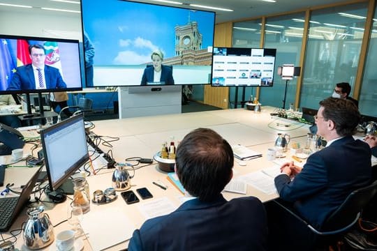 Vertreter von Bund und Ländern beraten in der Landesvertretung von Nordrhein-Westfalen und via Videokonferenz über neue Coronamaßnahmen in Deutschland.