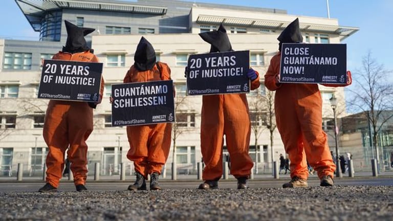 Aktivisten von Amnesty protestieren vor der US-Botschaft in Berlin.