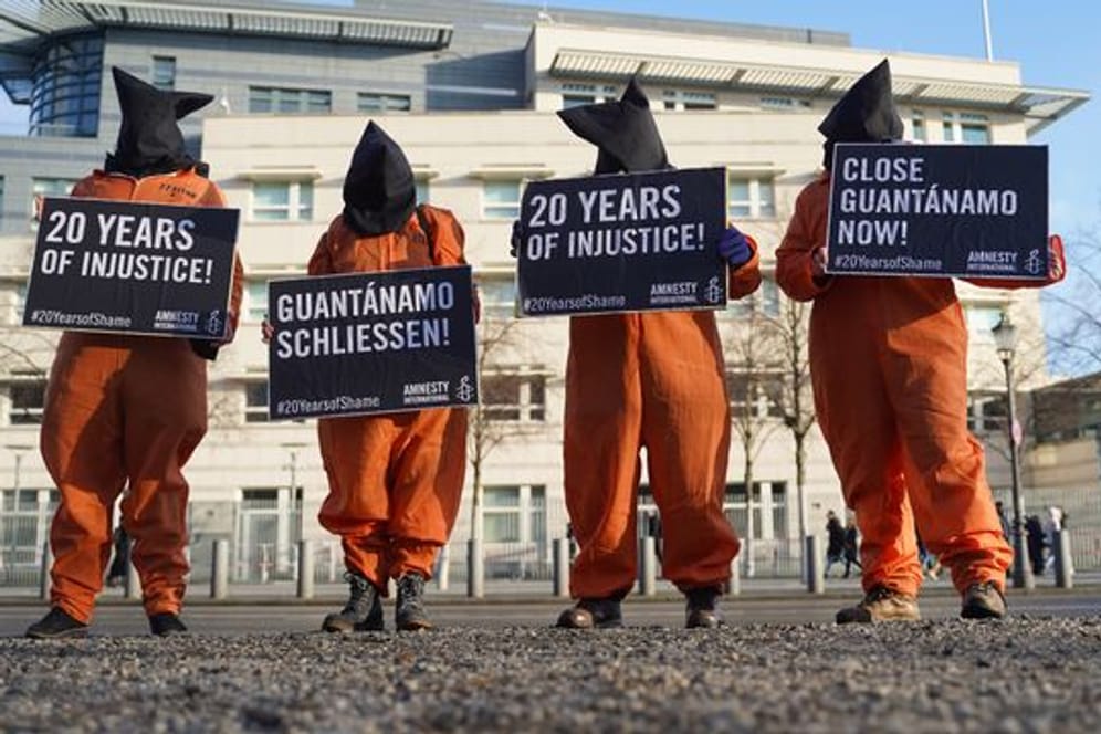 Aktivisten von Amnesty protestieren vor der US-Botschaft in Berlin.