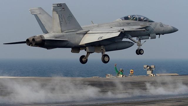 Ein Kampfflugzeug vom Typ F/A-18 Hornet startet vom Fleugzeugträger USS Ronald Reagan vor der südkoreanischen Küste.