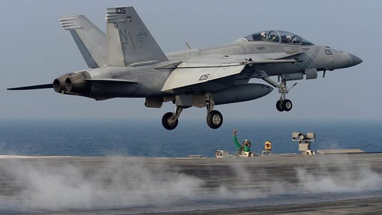 Ein Kampfflugzeug vom Typ F/A-18 Hornet startet vom Fleugzeugträger USS Ronald Reagan vor der südkoreanischen Küste.