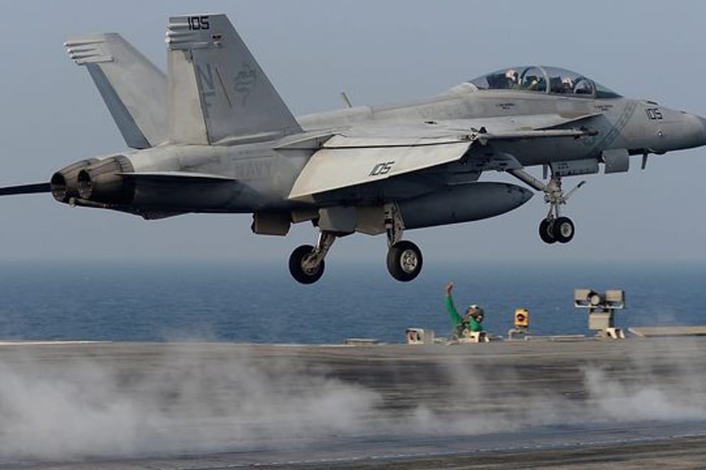 Ein Kampfflugzeug vom Typ F/A-18 Hornet startet vom Fleugzeugträger USS Ronald Reagan vor der südkoreanischen Küste.