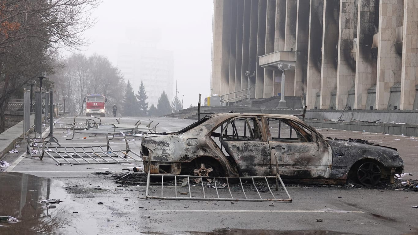 Ein ausgebranntes Auto am Freitag in Almaty: Auch in der Nacht auf Samstag kam es wieder zu schweren Unruhen.