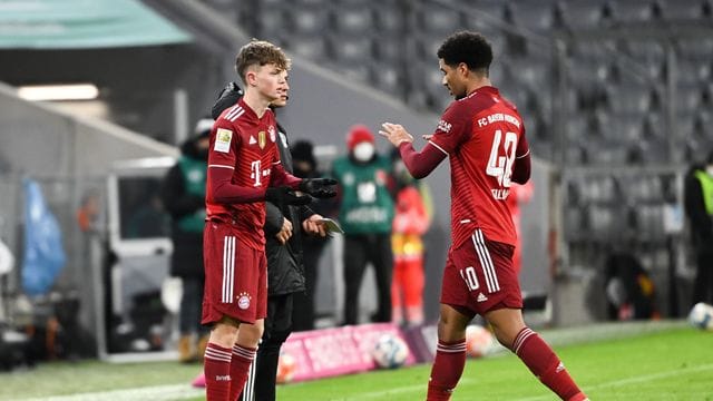 Bundesliga-Debüt: Der 16 Jahre alte Paul Wanner (l) kommt für Malik Tillman ins Spiel. Bundesliga-Debüt: Der 16 Jahre alte Paul Wanner (l) kommt für Malik Tillman ins Spiel.
