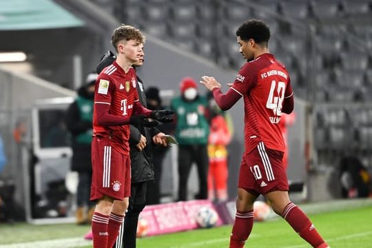 Bundesliga-Debüt: Der 16 Jahre alte Paul Wanner (l) kommt für Malik Tillman ins Spiel.