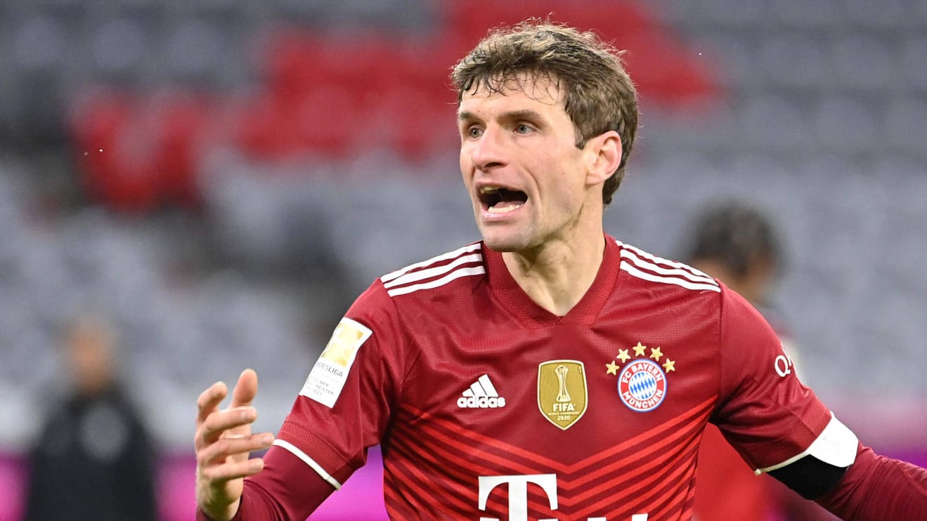 Thomas Müller: Der Bayern-Star war mit der Entscheidung, die Partie gegen Gladbach anzupfeifen, nicht einverstanden. Thomas Müller: Der Bayern-Star war mit der Entscheidung, die Partie gegen Gladbach anzupfeifen, nicht einverstanden.