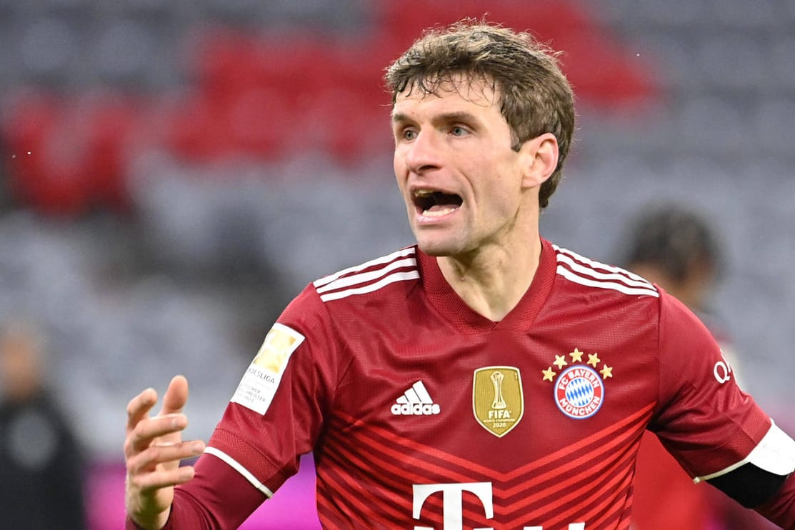 Thomas Müller: Der Bayern-Star war mit der Entscheidung, die Partie gegen Gladbach anzupfeifen, nicht einverstanden.