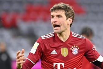 Thomas Müller: Der Bayern-Star war mit der Entscheidung, die Partie gegen Gladbach anzupfeifen, nicht einverstanden.
