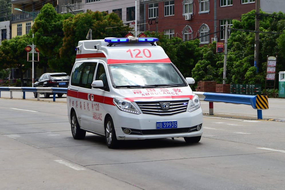 Ein chinesischer Rettungswagen (Symbolbild): Im Nordwesten Chinas hat es ein Erdbeben gegeben.