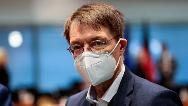Gesundheitsminister Karl Lauterbach befürwortet die Impfpflicht auch für den Kampf gegen Omikron. Gesundheitsminister Karl Lauterbach befürwortet die Impfpflicht auch für den Kampf gegen Omikron.