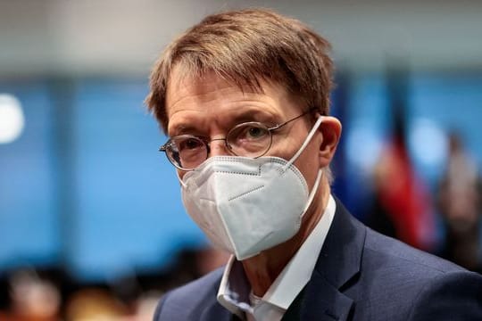 Gesundheitsminister Karl Lauterbach befürwortet die Impfpflicht auch für den Kampf gegen Omikron.