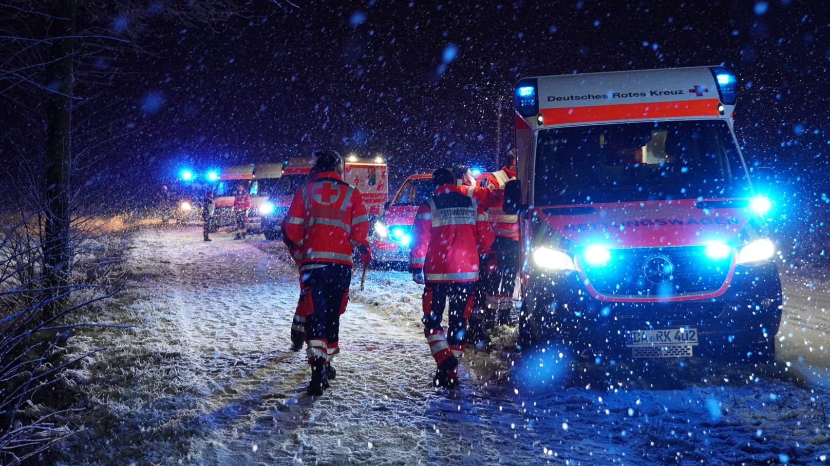 Zahlreiche Rettungsfahrzeuge stehen nach einem schweren Unfall auf der Straße: Im Großraum Frankfurt gibt es nach dichtem Schneetreiben starke Verkehrsbehinderungen.