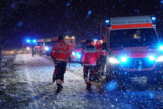 Zahlreiche Rettungsfahrzeuge stehen nach einem schweren Unfall auf der Straße: Im Großraum Frankfurt gibt es nach dichtem Schneetreiben starke Verkehrsbehinderungen.