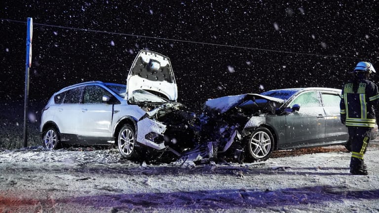 Die zwei Autos nach dem Frontalcrash im dichten Schneetreiben: Die Anfahrt der Rettungsfahrzeuge gestaltete sich aufgrund der Straßenglätte als schwierig.