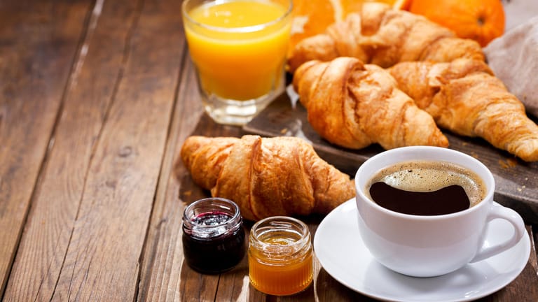 Frühstück: Wer nach dem Aufstehen keinen Hunger hat, kann durchaus auf die erste Mahlzeit morgens verzichten.