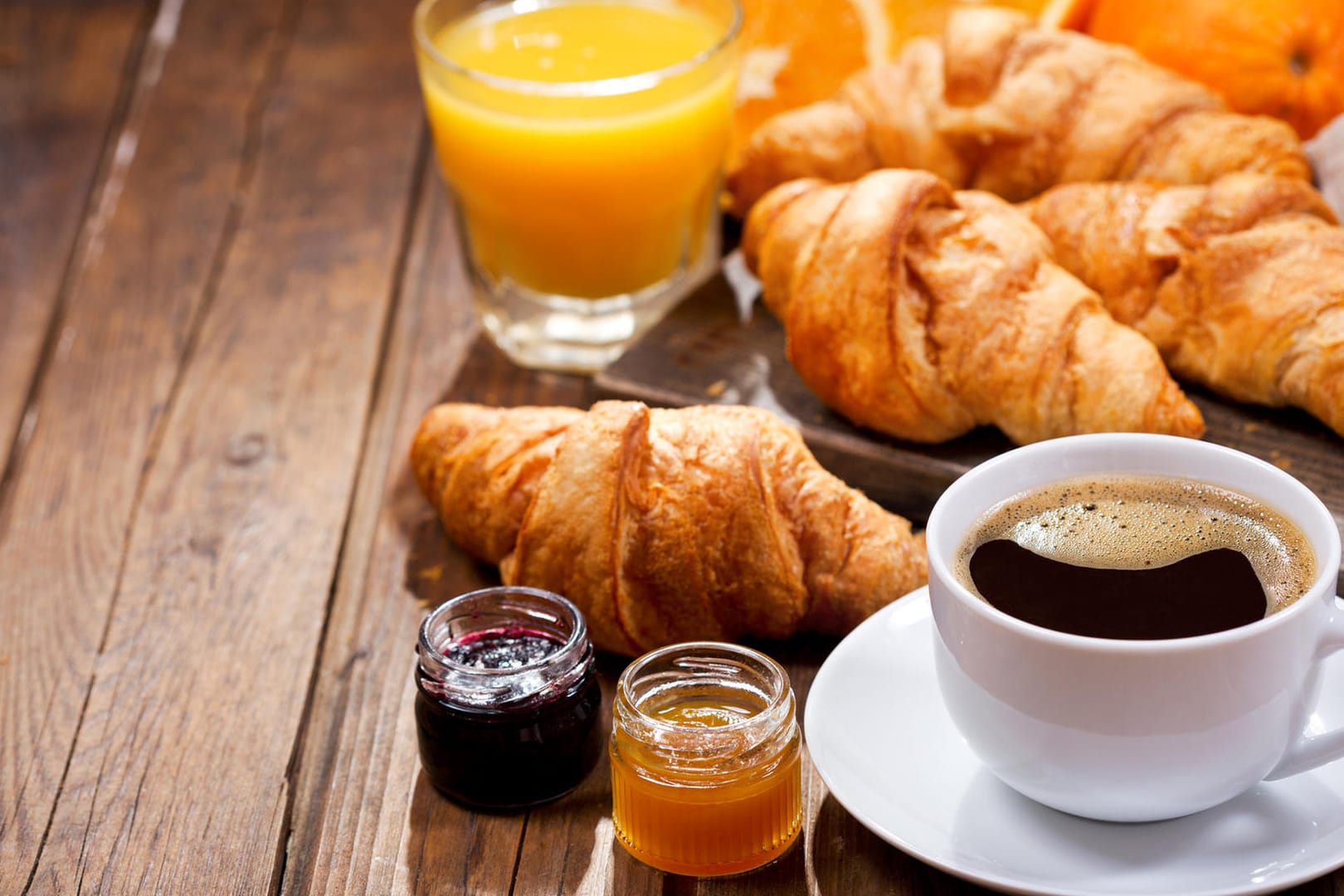 Frühstück: Wer nach dem Aufstehen keinen Hunger hat, kann durchaus auf die erste Mahlzeit morgens verzichten.