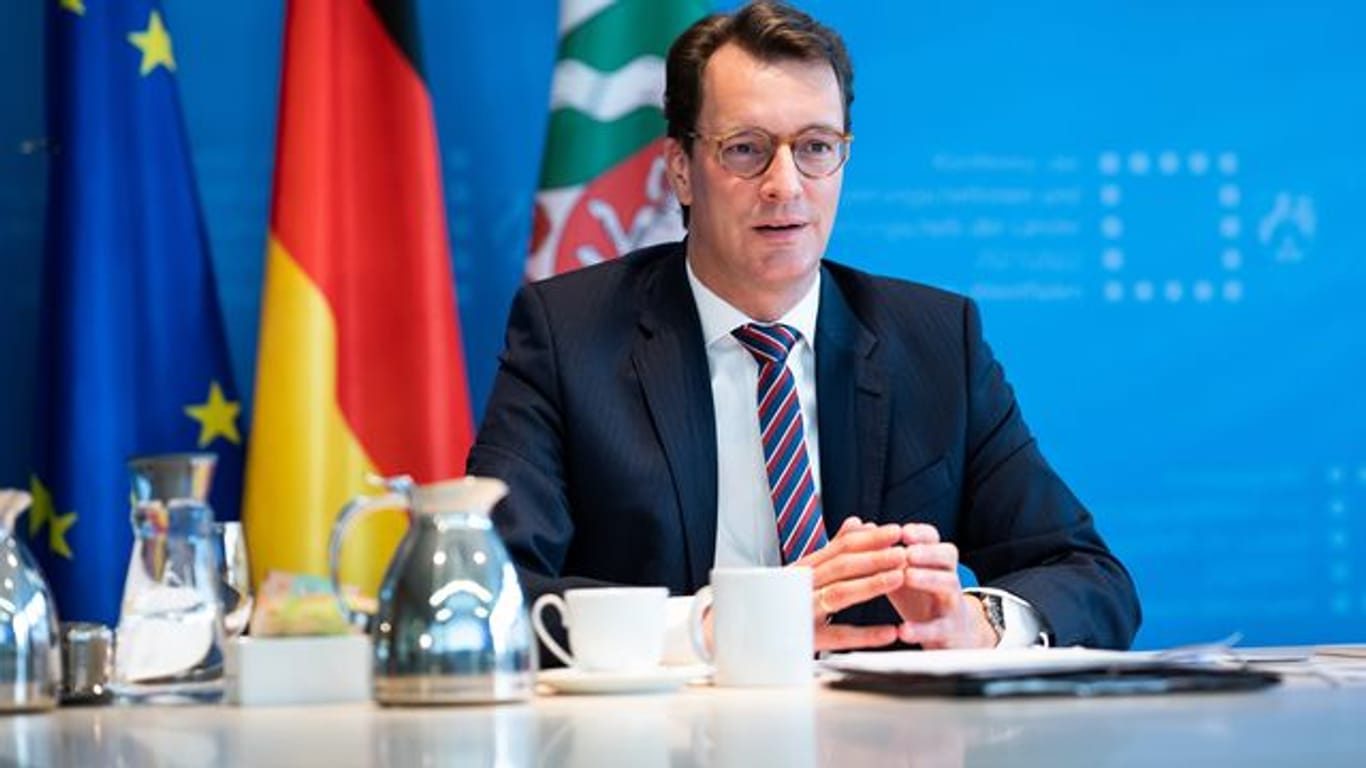 Hendrik Wüst (CDU), Ministerpräsident von Nordrhein-Westfalen und Vorsitzender der Ministerpräsidentenkonferenz (MPK), in der Videokonferenz der Regierungschefinnen und Regierungschefs der Länder.