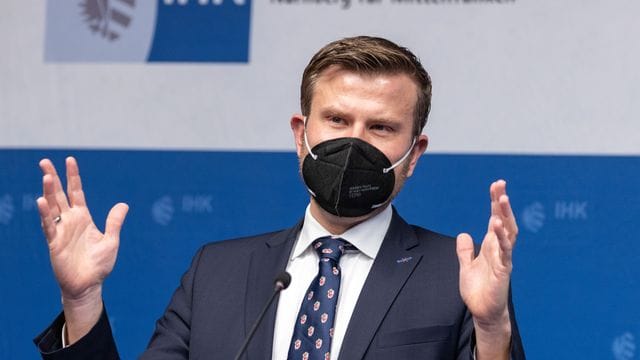 Marcus König spricht bei der Eröffnung eines Impfzentrums (Archivbild): Der OB hat nur leichte Symptome. Marcus König spricht bei der Eröffnung eines Impfzentrums (Archivbild): Der OB hat nur leichte Symptome.
