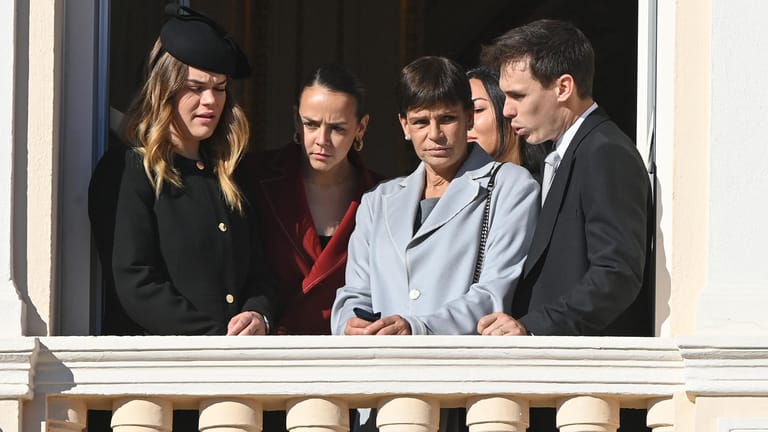 Monegassischer Nationalfeiertag 2021: Camille Gottlieb mit Schwester Pauline Ducruet, ihrer Mutter Prinzessin Stéphanie auf dem Balkon des Fürstenpalastes.