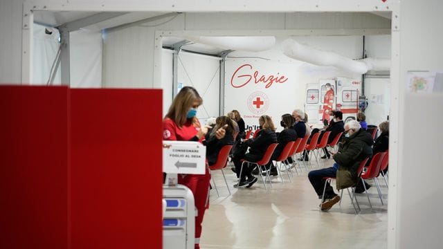 In Italien gilt von Samstag an für Menschen im Alter von mehr als 50 Jahren eine Corona-Impfpflicht.