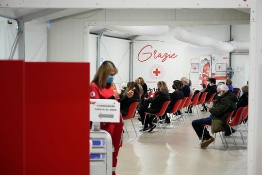 In Italien gilt von Samstag an für Menschen im Alter von mehr als 50 Jahren eine Corona-Impfpflicht.