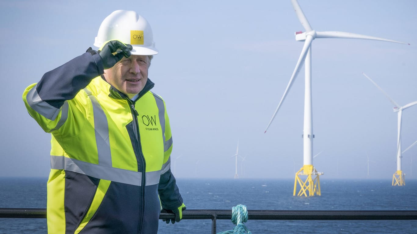 Boris Johnson vor einem Offshore-Windpark: Früher verspottete der Premier die Windkraft.