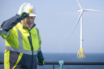 Boris Johnson vor einem Offshore-Windpark: Früher verspottete der Premier die Windkraft.