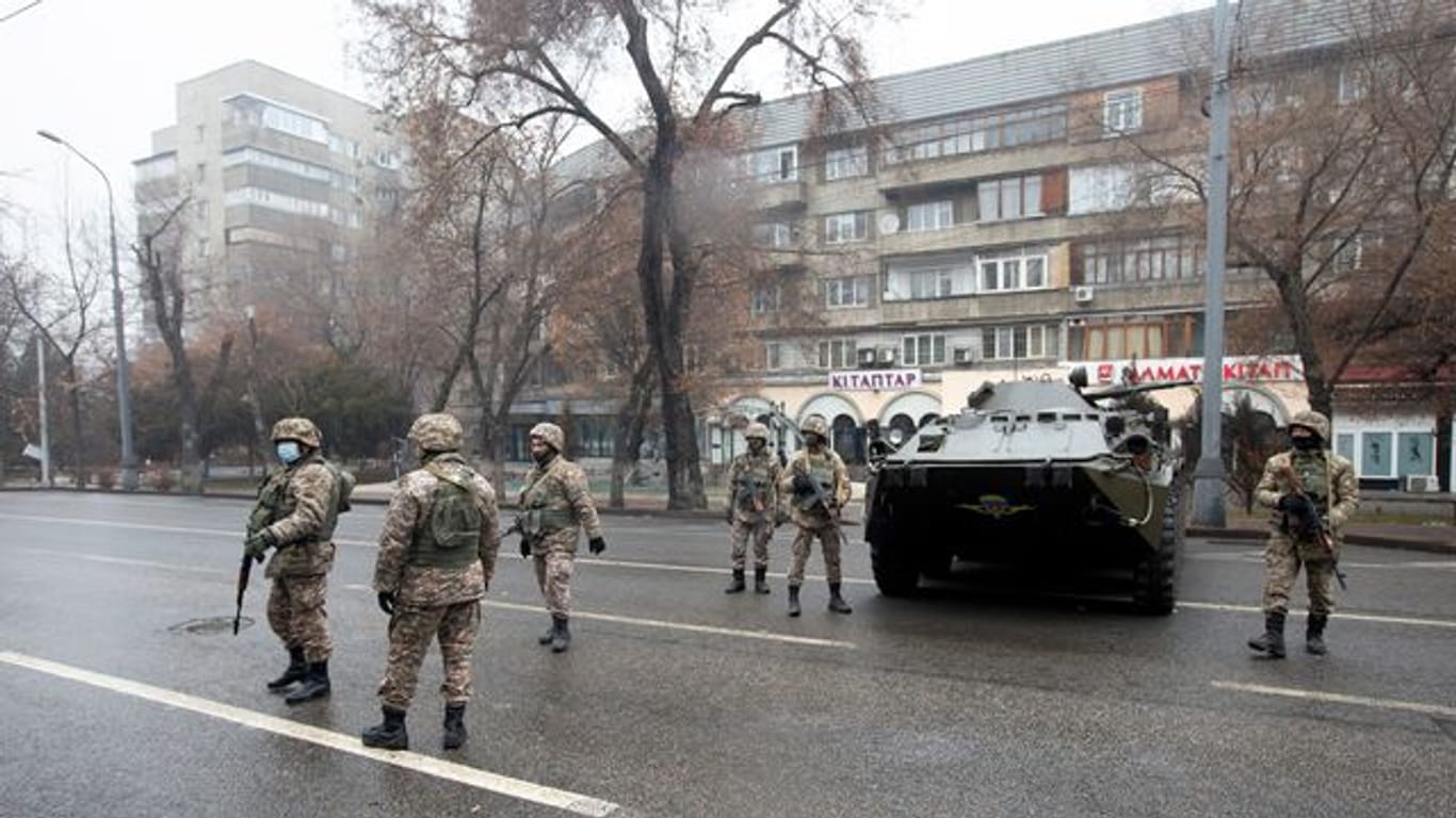 Kasachische Soldaten patrouillieren am Freitag in Almaty nach Zusammenstößen.