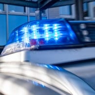 Ein Blaulicht leuchtet auf dem Dach eines Polizeiwagens (Symbolbild): Ein Streit zwischen Vater und Sohn endete blutig.