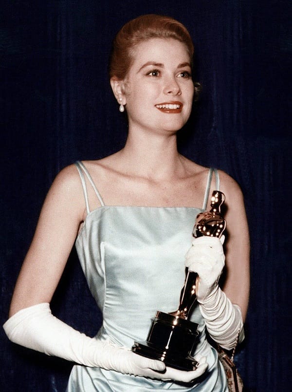 Grace Kelly 1955 bei der Oscar-Verleihung. Als sie als beste Hauptdarstellerin in "Ein Mädchen vom Lande" ausgezeichnet wurde, war sie nur wenig älter als ihre Enkeltochter heute. Im Jahr darauf ließ sie die Schauspielerei hinter sich und heiratete den monegassischen Fürsten Rainier III., 1982 erlag sie ihren Verletzungen nach einen Autounfall.