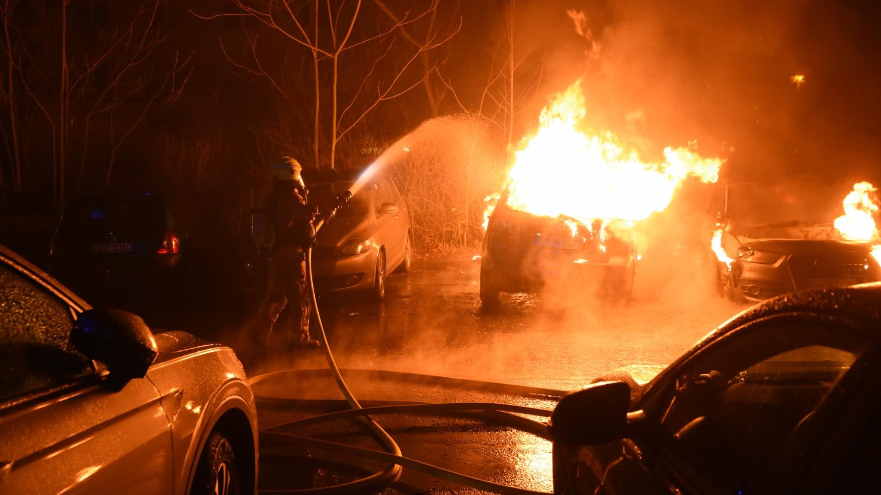 Die Feuerwehr löscht die lodernden Flammen: Zwei der Autos brannten vollständig aus. Die Feuerwehr löscht die lodernden Flammen: Zwei der Autos brannten vollständig aus.