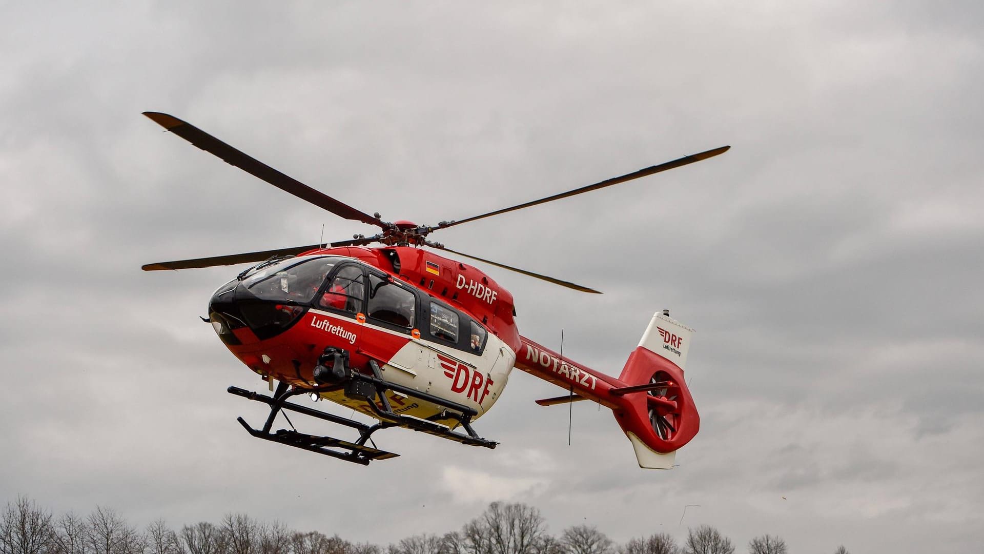 Ein Rettungshubschrauber kurz vor der Landung (Archivbild): Eine Frau ist mit ihrem Pkw von der Fahrbahn abgekommen.