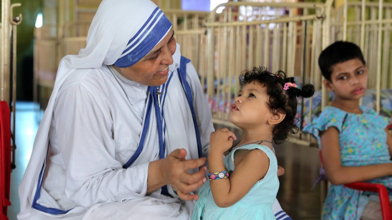 Eine Teresa-Schwester im Kinderhaus der Missionaries of Charity: Die indische Regierung hat eine wichtige Lizenz für die christliche Ordensgemeinschaft verlängert.