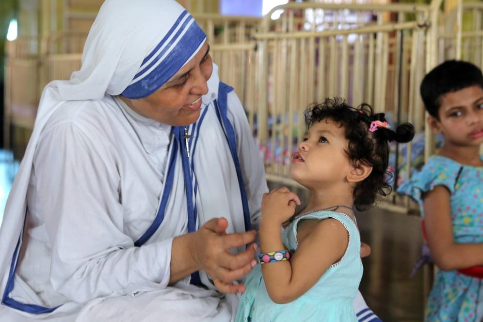 Eine Teresa-Schwester im Kinderhaus der Missionaries of Charity: Die indische Regierung hat eine wichtige Lizenz für die christliche Ordensgemeinschaft verlängert.