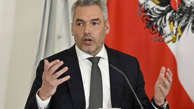 Karl Nehammer (ÖVP), Bundeskanzler von Österreich, hat sich mit dem Coronavirus infiziert. Karl Nehammer (ÖVP), Bundeskanzler von Österreich, hat sich mit dem Coronavirus infiziert.